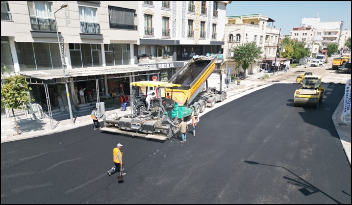 Adnan Menderes Caddesi Sıcak Asfaltla Yenileniyor