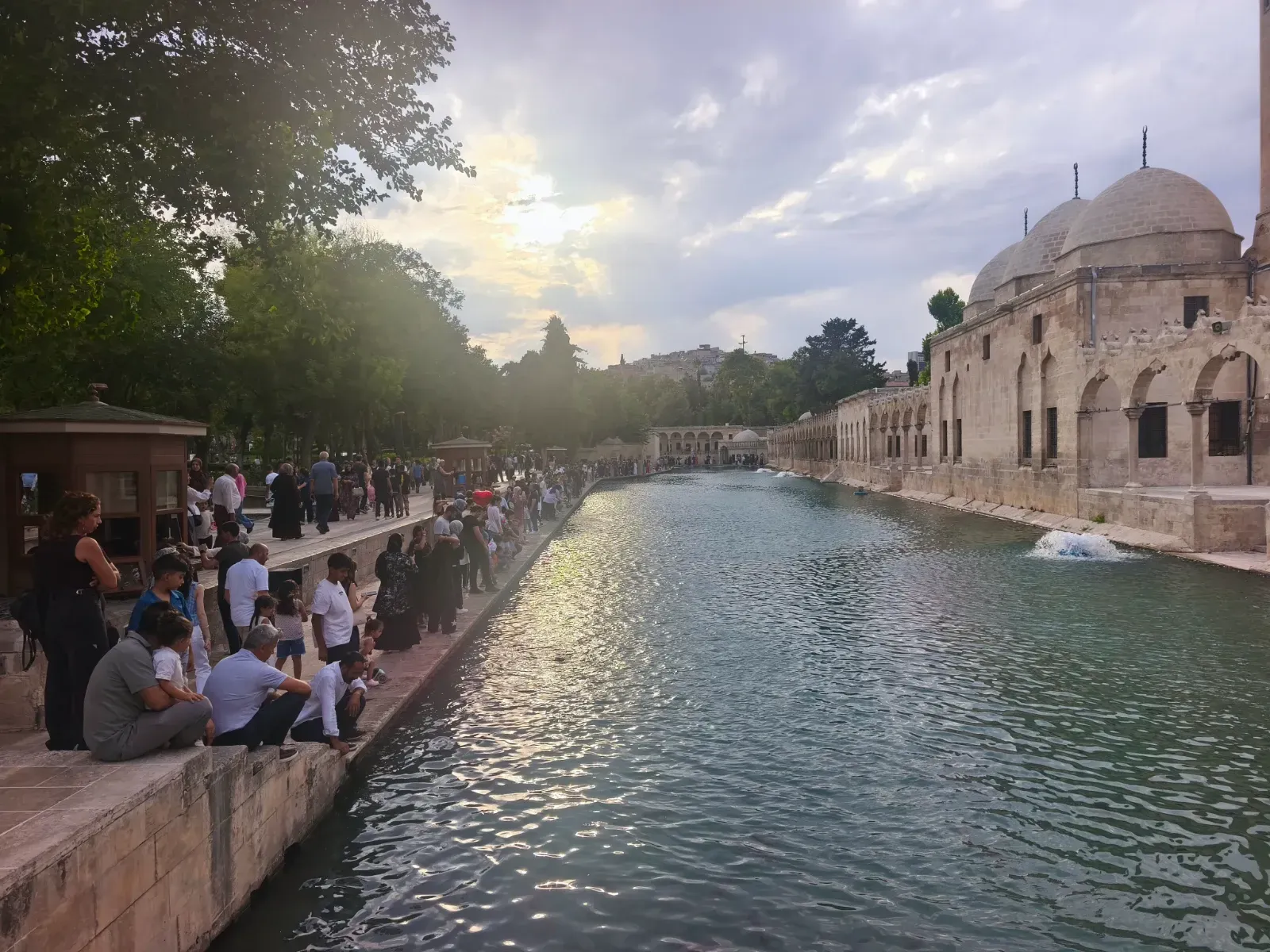 Serin Hava Şanlıurfa’da Vatandaşları Balıklıgöl’e Çekti