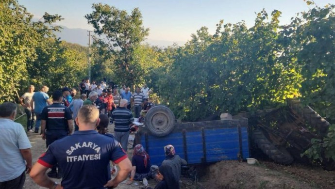 İşçileri taşıyan traktör devrildi, 18 işçi yaralandı