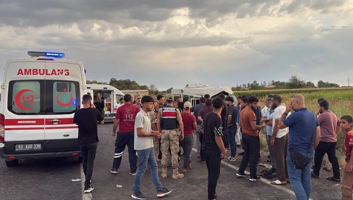 Tarım işçilerini taşıyan minibüs kanala devrildi: 19 yaralı