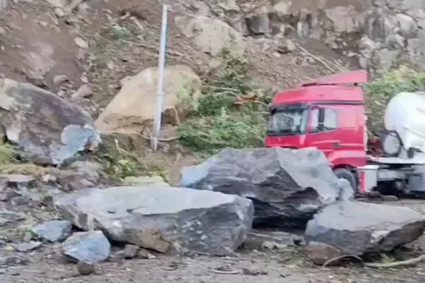 Hopa’da Heyelan: Kaya ve Taşlar Araçlara Zarar Verdi