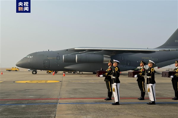 25 Çinli askerin naaşları Güney Kore'den Çin'e teslim edildi