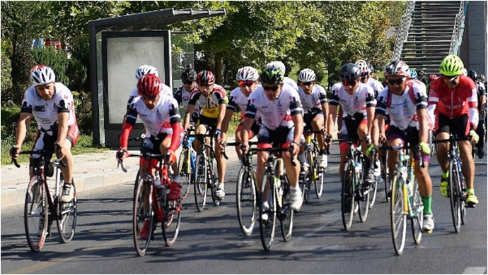 300 bisikletçi Kale’de dalgalanan bayrağı Anadolu OSB’ye taşıdı