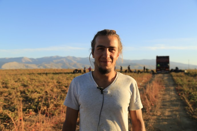6 birinciliği var ama tarlada domates topluyor