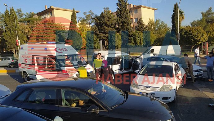 Abide’de 5 aracın karıştığı kaza meydana geldi! 1 kişi yaralandı