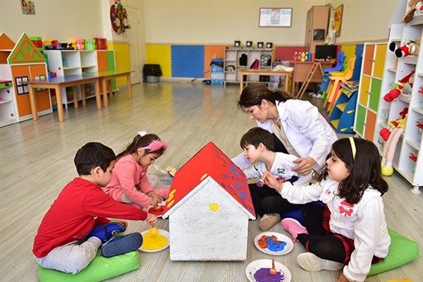 Açem’li minikler sokak hayvanları için mama ve su kabı yaptılar