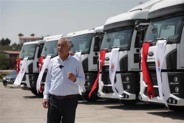 Adana Büyükşehir Belediyesi, iş makinesi filosunu büyütmeye devam ediyor