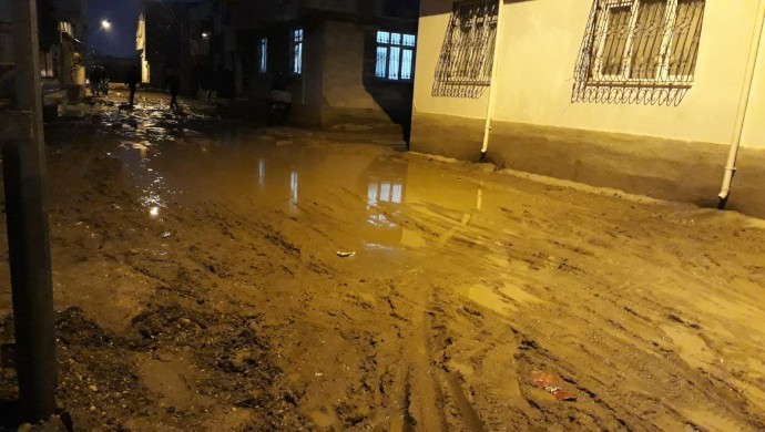 Adana'da yollar çamura bulandı