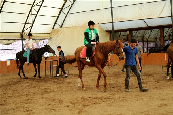 Afetzede gençlere atla terapi hizmeti