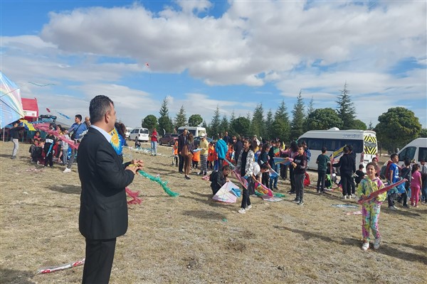 Afyonkarahisar'da gökyüzü rengarenk uçurtmalarla süslendi