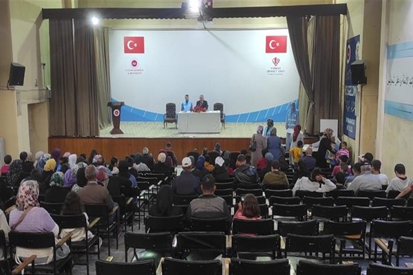 Afyonkarahisar'da öğrencilere giyim çeki yardımı yapıldı