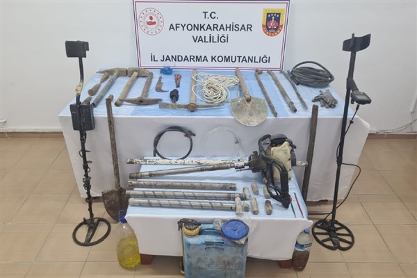 Afyonkarahisar'da kaçak kazı yapan 2 kişi suçüstü yakalandı
