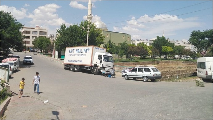 Ağır Tonajlı Araçlar Mahalleliyi Tedirgin Ediyor