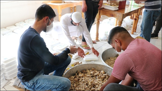 Akçakale'de Bin Aileye Sıcak İftar Yemeği