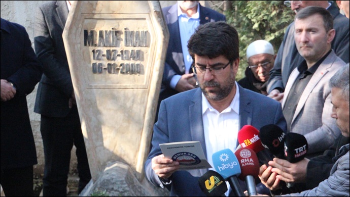 Akif İnan, Mezarı Başında Anıldı