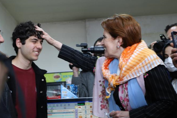 Akşener'den Kemalpaşa'da esnaf ziyareti