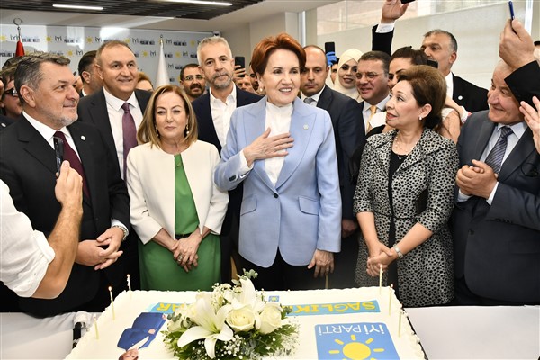 Akşener'e doğum günü sürprizi