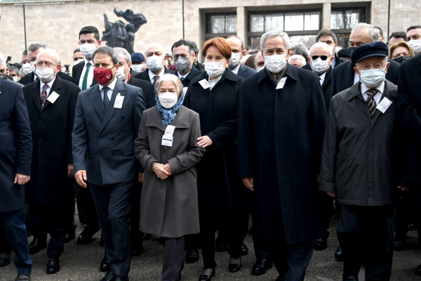 Akşener, Sadi Somuncuoğlu'nun cenaze törenine katıldı
