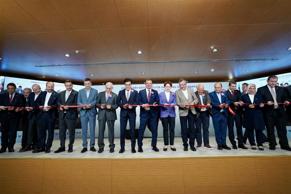 Akşener ve İmamoğlu Çengelköy'de açılışta
