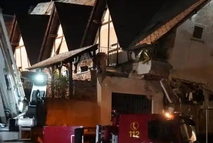 Almanya'da otel çöktü: Dokuz kişinin yıkıntı altında mahsur kalmış olmasından korkuluyor