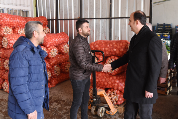 Altay, sebze hali esnafıyla buluştu