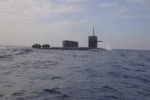 Amerikan denizaltısı ve uçak gemisi Orta Doğu'ya doğru yola çıktı