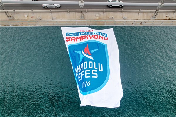 Anadolu Efes’in şampiyonluk bayrakları İstanbul Boğazı’nda