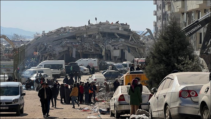 Antakya'da 15 yaşındaki bir çocuk enkazdan sağ olarak kurtarıldı