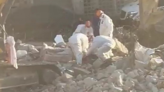 Antakya’daki bina enkazında bir kadının cenazesi bulundu