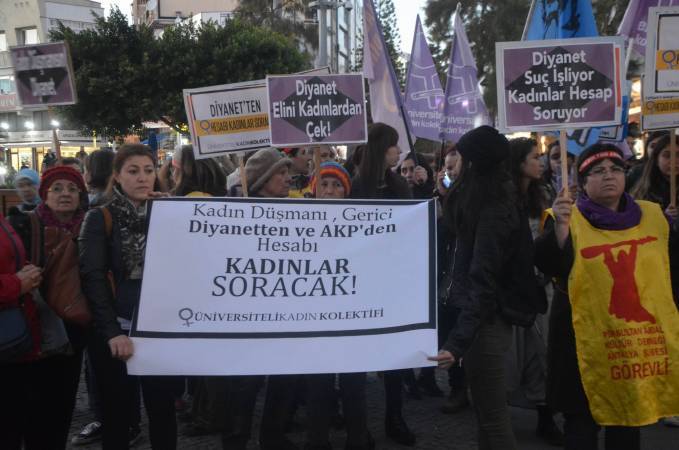 Antalyalı kadınlar Diyanet'i protesto etti 