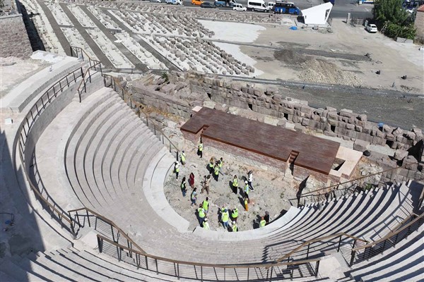 Antik Roma Tiyatrosu ve Arkeopark alanındaki kazı çalışmaları sürüyor