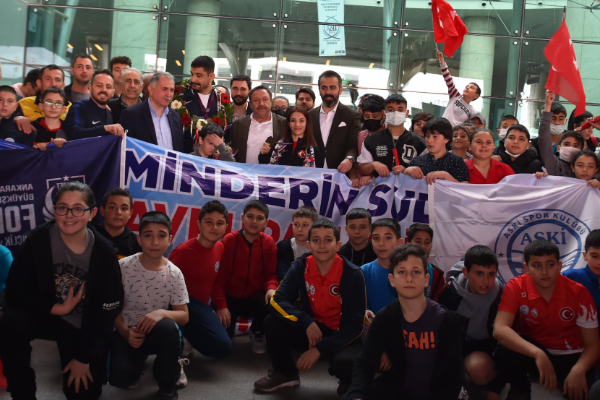 ASKİ sporlu şampiyon milli güreşçiler Başkent’te coşkuyla karşılandı