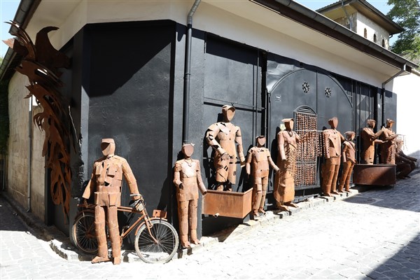 Atık demirlerden yapılan heykeller, Hayat Sokağı’na renk katıyor 