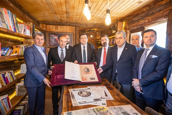 Atıkların arasındaki kitaplarla kurulan Hayat Ağacı Kütüphanesi açıldı