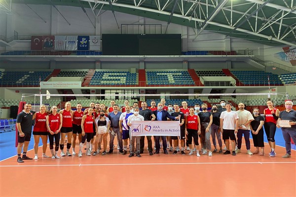 AXA Sigorta’dan Filenin Sultanları'na moral ziyareti