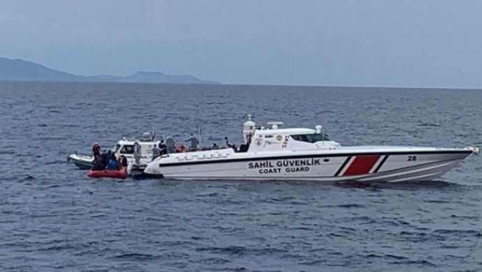 Ayvalık'ta mültecileri taşıyan bot battı