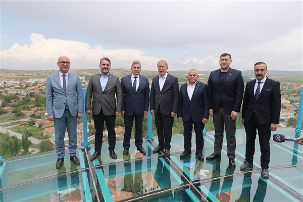 Bakan Akar, Başkan Büyükkılıç ve Milletvekili Ersoy, Cam Seyir Terası’nda Bünyan’ı izledi