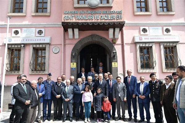 Bakan Akar ile Başkan Büyükkılıç, bayramlaşma programlarına Togg ile katıldı