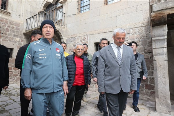 Bakan Akar ve Başkan Büyükkılıç, gençlerle doğa yürüyüşünde buluştu