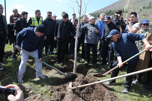 Bakan Akar ve Başkan Büyükkılıç, Kayserililerle doğa yürüyüşü yaptı, fidan dikti