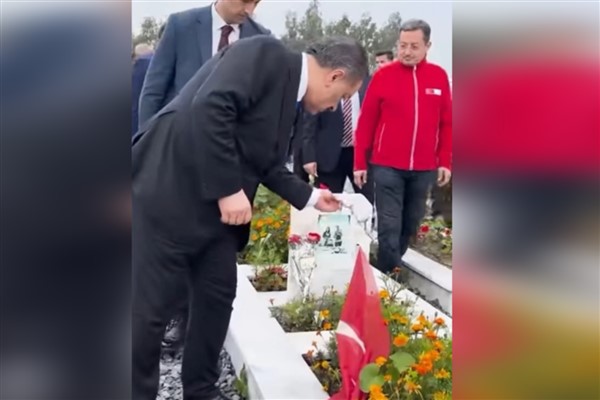 Bakan Koca'dan Hatay'da mezarlık ziyareti
