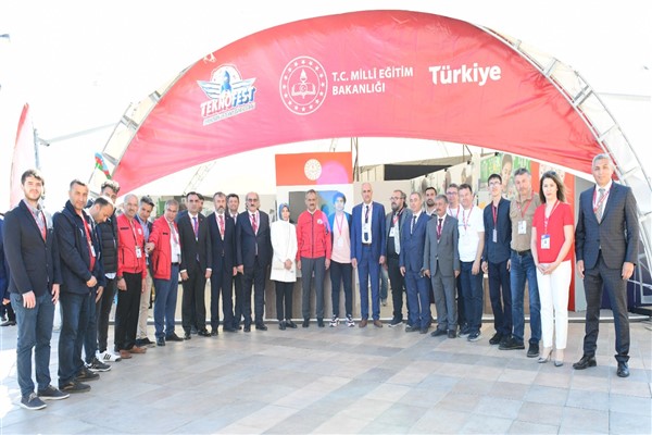 Bakan Özer, TEKNOFEST Azerbaycan'da MEB'in standını ziyaret etti