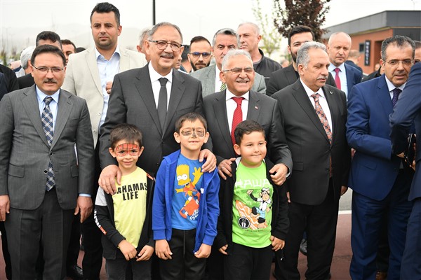 Bakan Özhaseki, Kayseri Çocuk Kitap Fuarı ve Şenliği’nin açılışına katıldı 