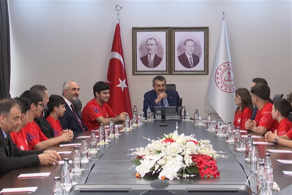 Bakan Tekin, Borusan Asım Kocabıyık Anadolu Lisesi Robotik Takımı'nı ağırladı