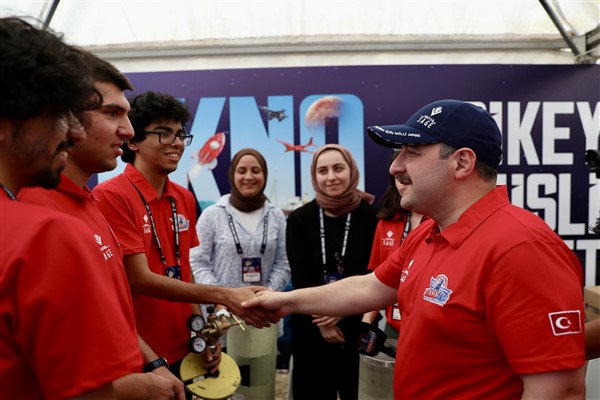 Bakan Varank: “Biz gençlerimize güveniyoruz, Türkiye'nin yeni başarı hikayelerini onlar yazacak”