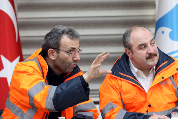 Bakan Varank'ın temizlik işçileriyle yılbaşı mesaisi 