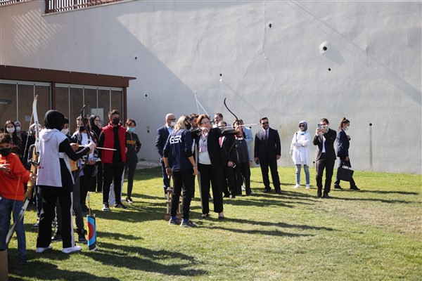 Bakan Yanık Sosyal ve Ekonomik Destek’ten yararlanan çocukları ağırladı