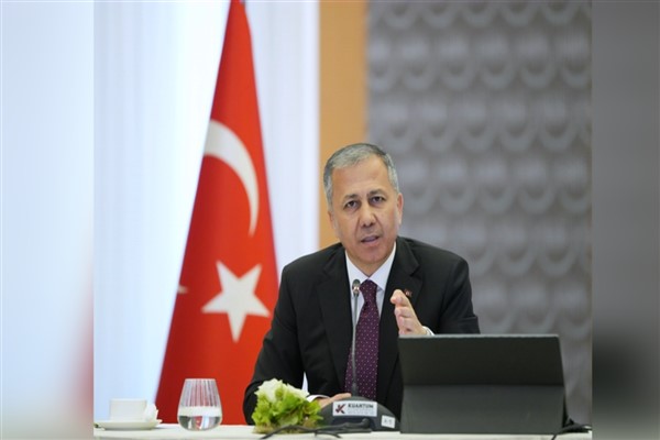 Bakan Yerlikaya, 100 yaşındaki Cumhuriyet tanığı Fatma Meşeci'yi ziyaret etti