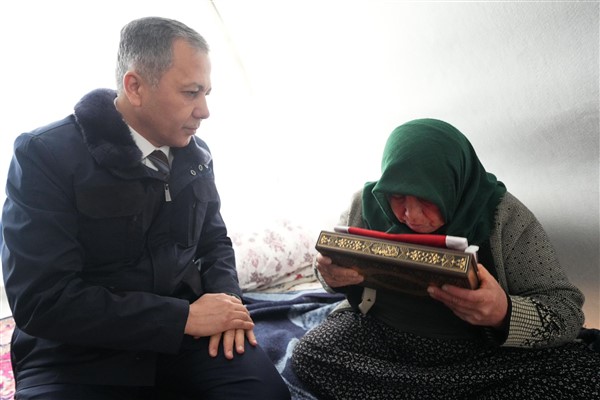 Bakan Yerlikaya’dan şehit askerin ailesine taziye ziyareti