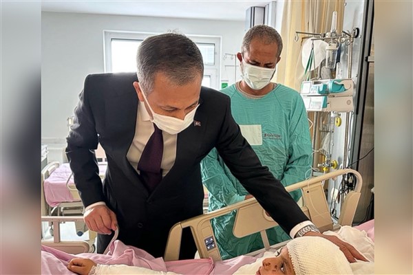 Bakan Yerlikaya, sokak köpeklerinin saldırısına uğrayan Tunahan'ı ziyaret etti